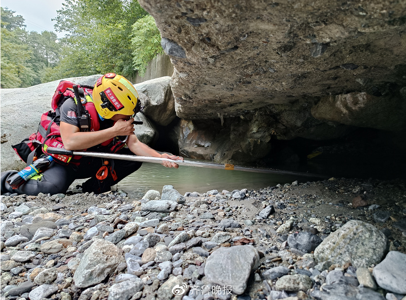 救援队在搜救(采访对象供图)