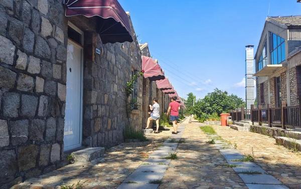 威海市文登區櫻紅石雨驛站,遊客正在辦理入住手續.(受訪者供圖)