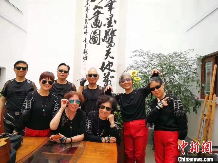 “摇滚奶奶”乐队合影。 受访者供图