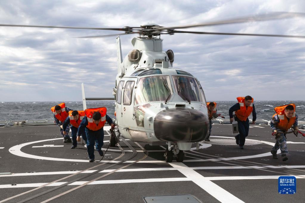 舰载直升机在南昌舰甲板准备起飞（2021年10月16日摄）。新华社发（韩成 摄）