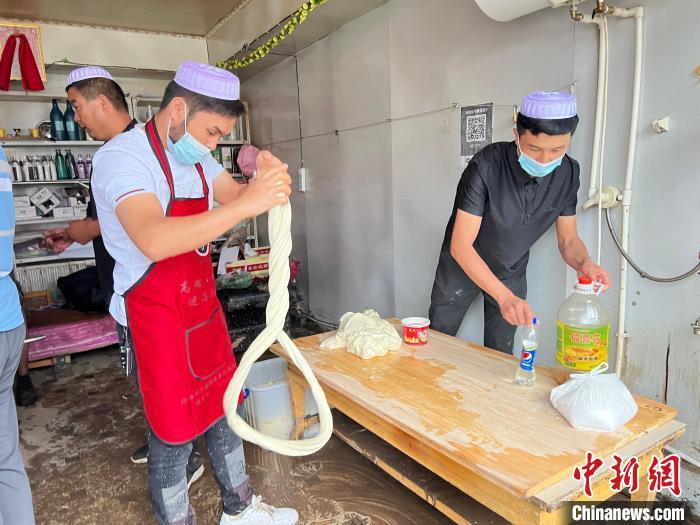 图为大通"拉面人"自发组织支起拉面摊. 马铭言 摄