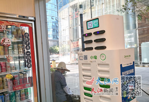 ▲便利店里有多个品牌的共享充电宝。