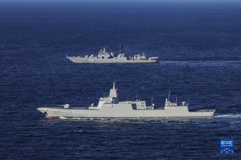 在中俄“海上联合-2021”军事演习中，南昌舰（下）与俄方舰艇联合航渡（2021年10月15日摄）。新华社发（王游 摄）