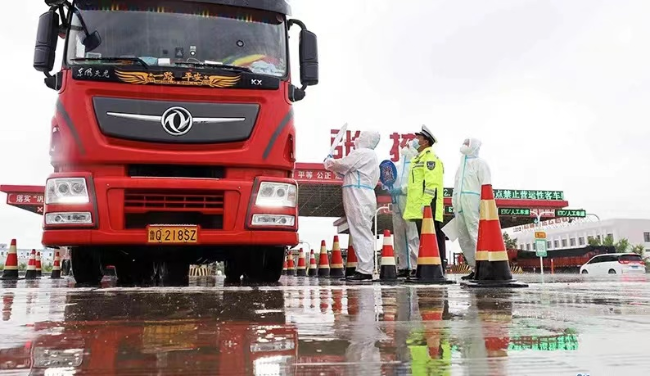 G30连霍高速张掖东出口,严格落实交通检疫流程。