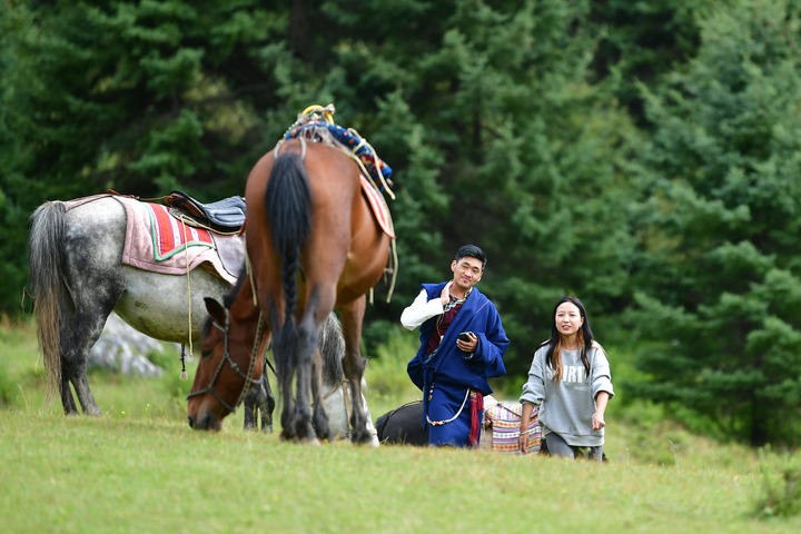 游客在甘肃省甘南藏族自治州迭部县境内的扎尕那景区游览（2021年8月28日摄） 新华社记者 陈斌 摄