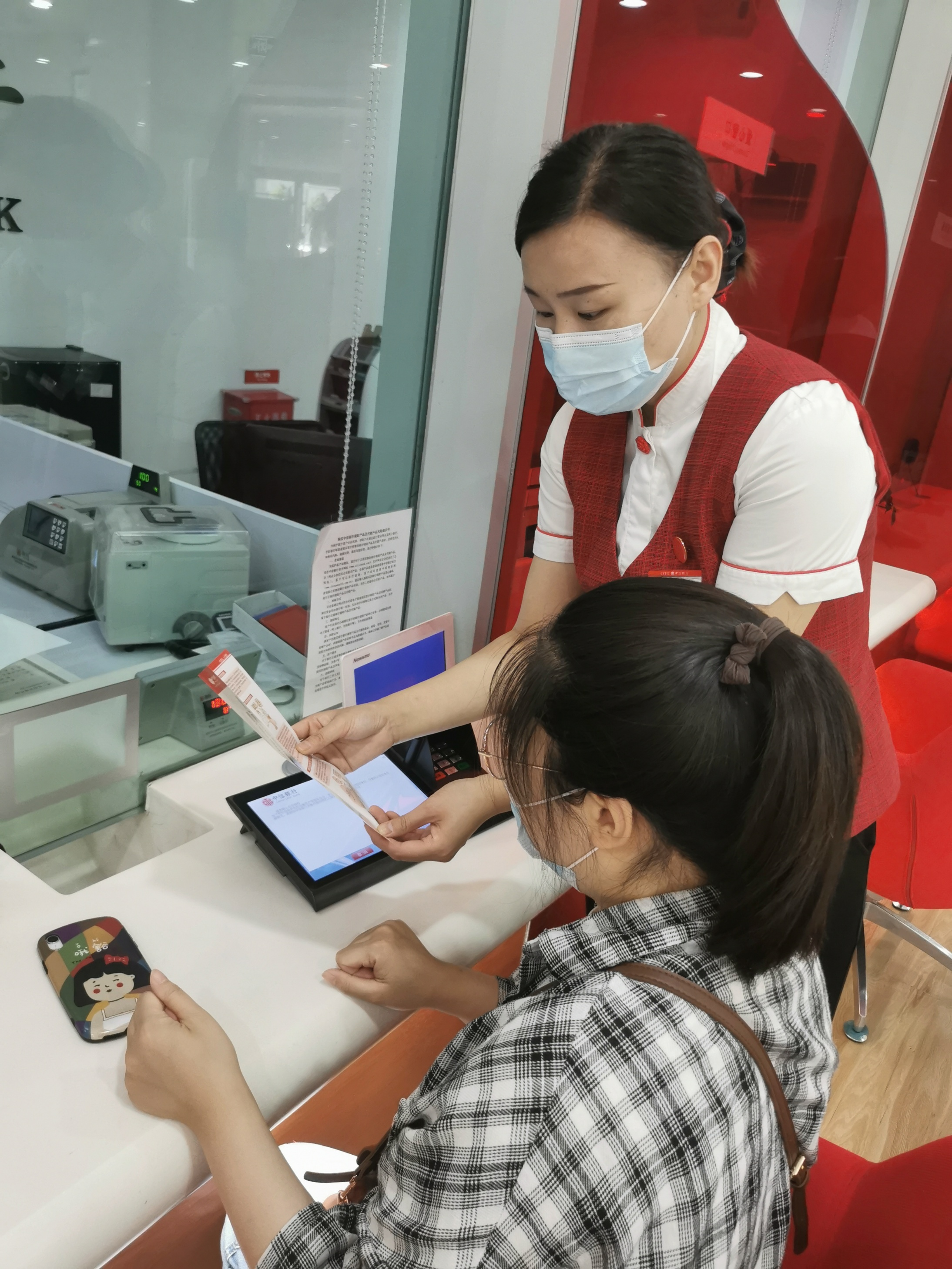 向来银行办理业务的小微企业和个体工商户宣传支付手续费降费让利政策