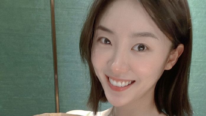 张月发布短发盐系写真 手捧鲜花笑容满满_凤凰网