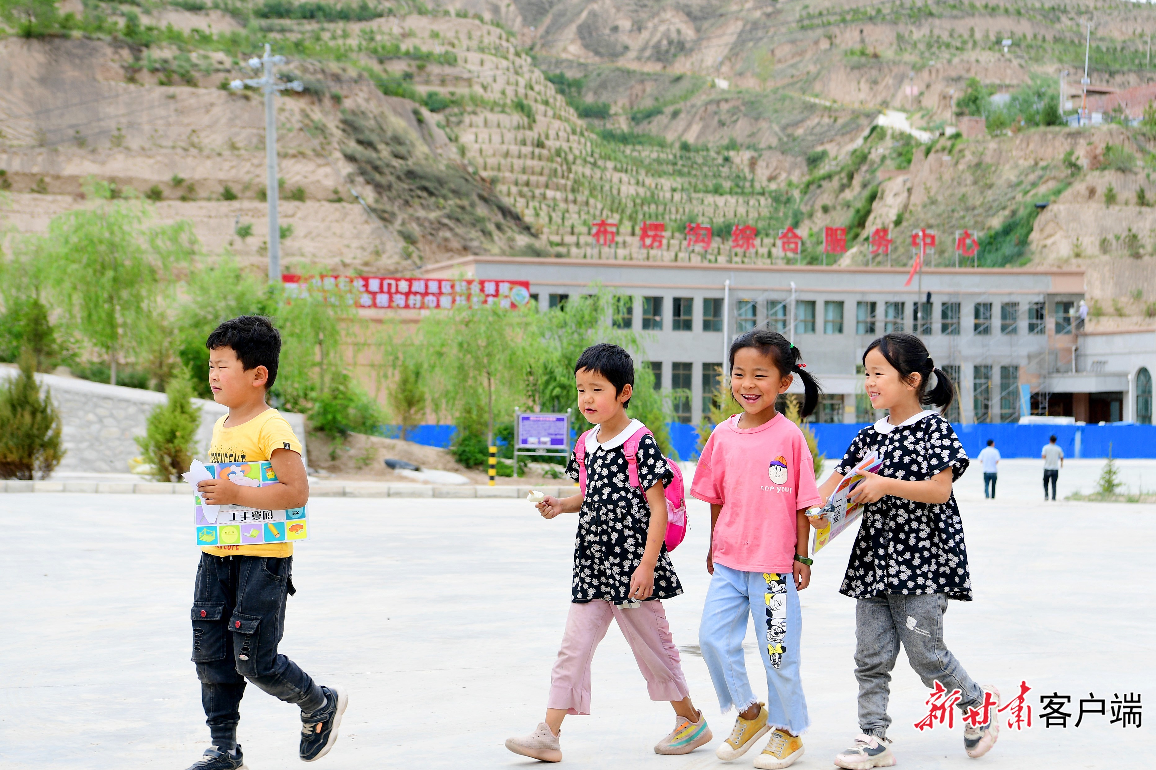 村里的孩子们开开心心去上学 新甘肃·甘肃日报记者 韦德占 摄