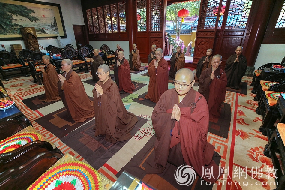 安居僧比丘尼请教诫(图片来源:凤凰网佛教 摄影:普陀山佛教协会)