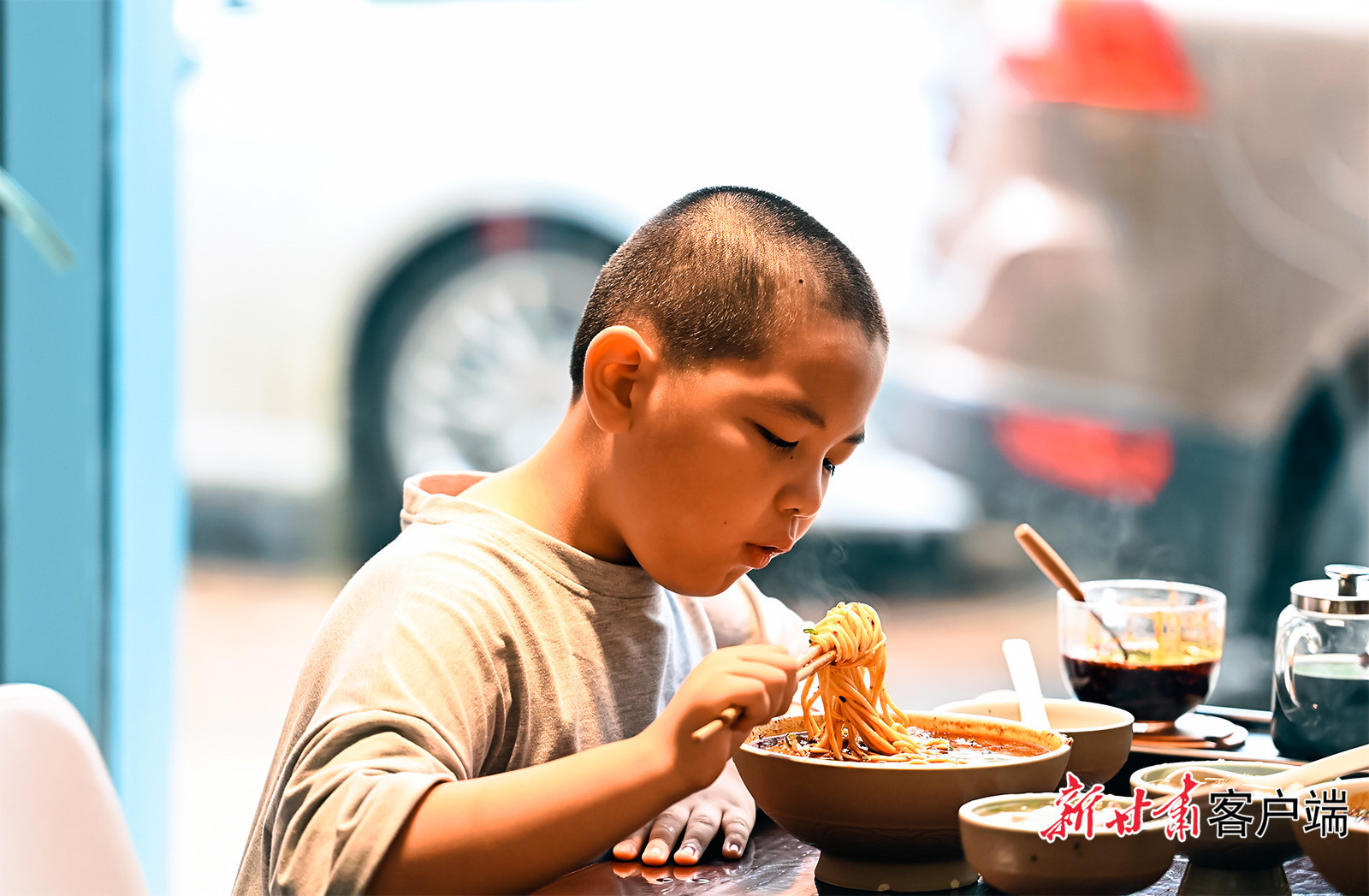 8月14日，城关区内牛肉面馆在落实防疫措施前提下有序恢复堂食。