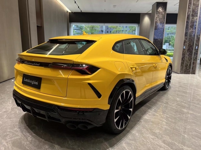 lamborghini urus,兰博基尼官方将其称为"世界首款超级suv",超跑 越野
