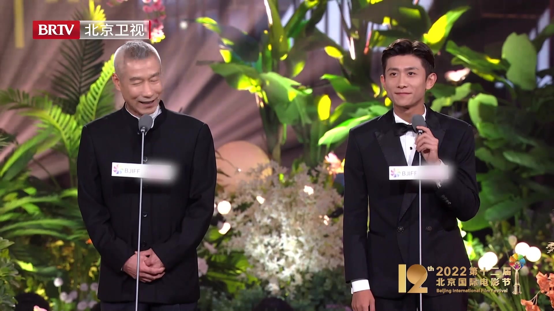 张一山为天坛奖最佳男配角颁奖