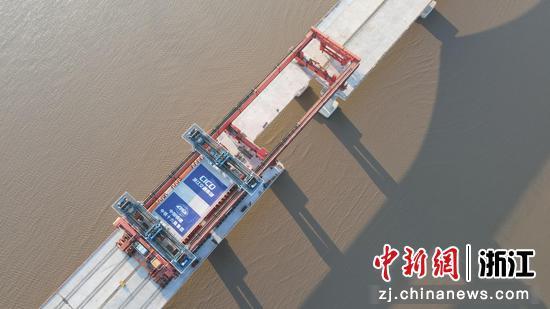 杭甬复线宁波一期滨海高架桥架设现场。 浙交建设供图