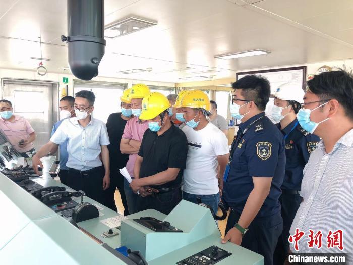 嘉兴“海大海28”轮上，商船船长邀请渔船船长参观驾驶台和机舱。　廖永坤 摄