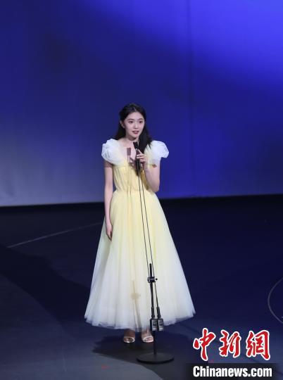 青年电影人刘浩存作影片推介。　姜涛 摄