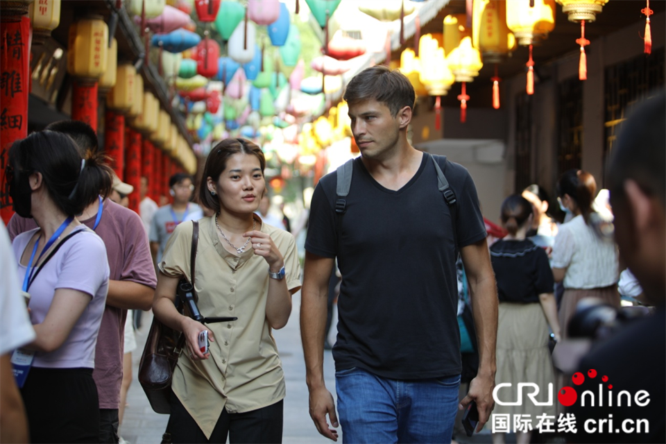 墨西哥视频博主麦克斯（右）漫步非遗小巷 摄影 黄正恒