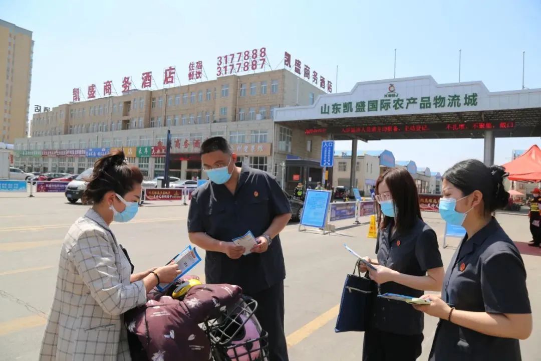▲2022年5月，金乡县人民法院农产品交易纠纷审判法庭法官和法官助理在山碌国际大蒜市场开展送法进市场宣传。