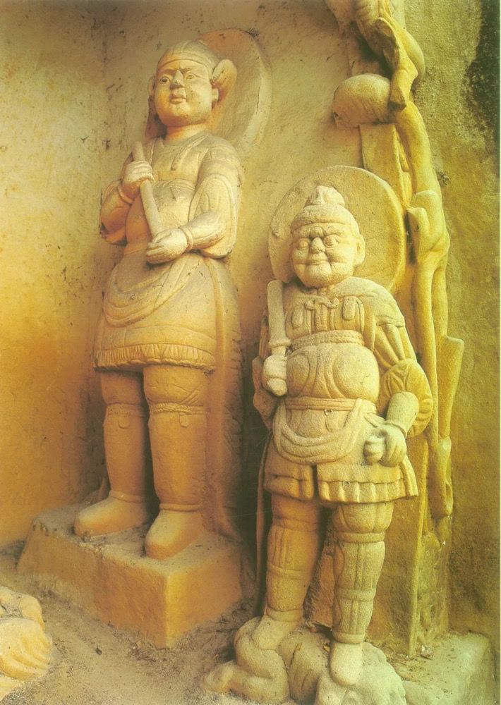 巴中南龛石窟第93窟中的哪吒——毗沙门天王之子那吒俱伐罗 ( 左 )