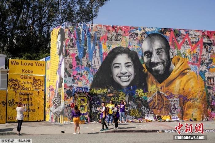资料图：2020年2月24日，美国加州洛杉矶斯台普斯中心，球迷们聚集在巨幅壁画前追悼已故NBA巨星科比和他的女儿吉安娜&middot;布莱恩特。Kyle Grillot