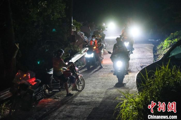 志愿力量涌动重庆北碚山火救援现场拧成一股绳的摩托大军