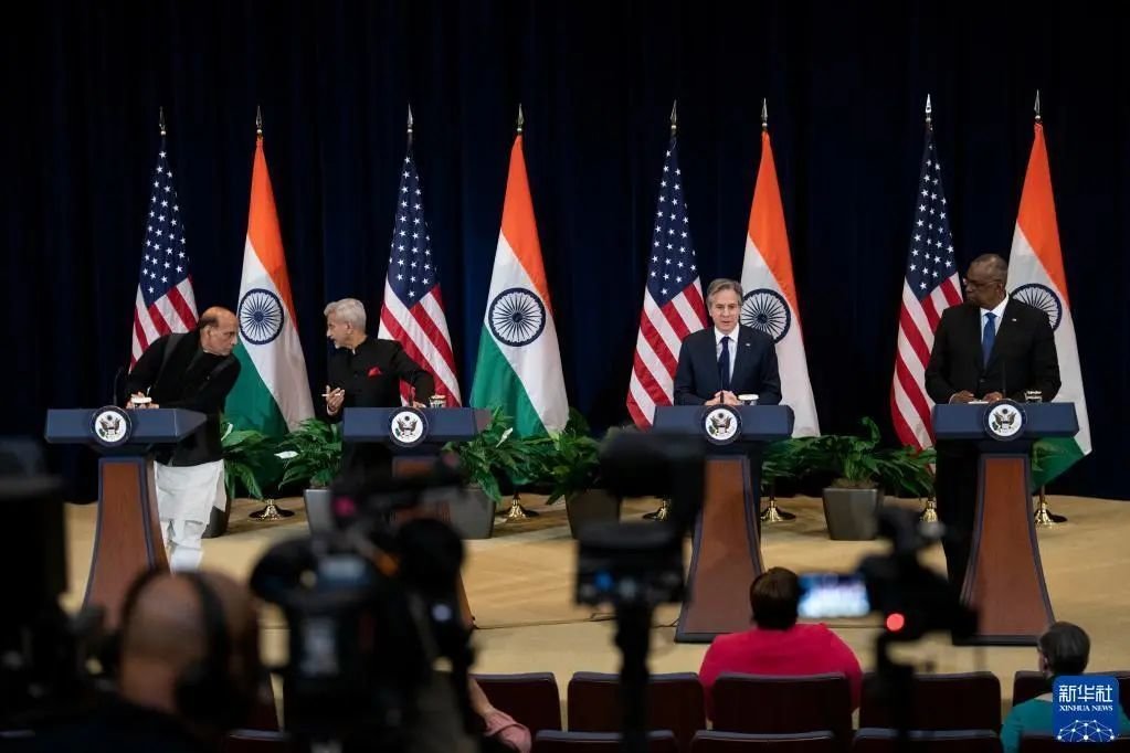 ▎ 4月11日,在美国华盛顿,美国防长奥斯汀、美国国务卿布林肯、印度外长苏杰生、印度防长辛 格(从右至左)举行联合记者会。 图源:新华社