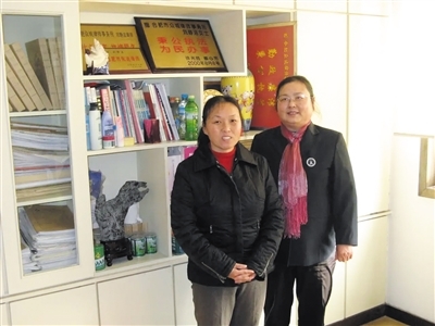 年轻时的朱大红(左)与律师刘静洁的合影。受访者供图