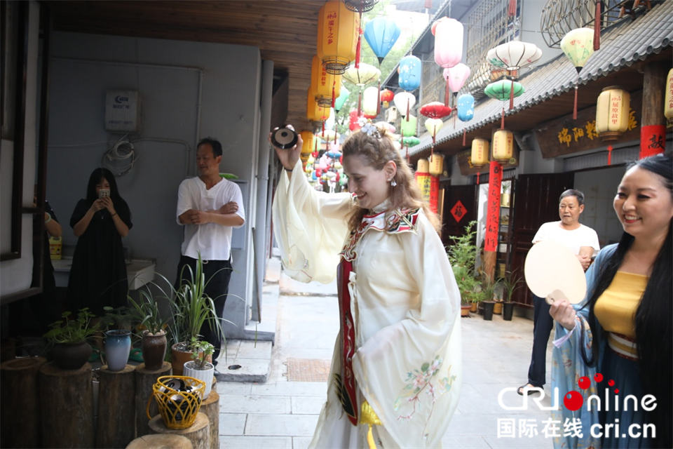 喝了摔碗酒，老外也“疯狂” 摄影 黄正恒