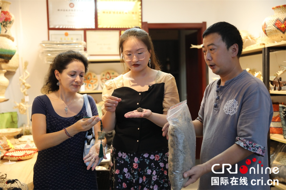 峡江草编粽子新颖独特吸引网红们的目光 摄影 黄正恒