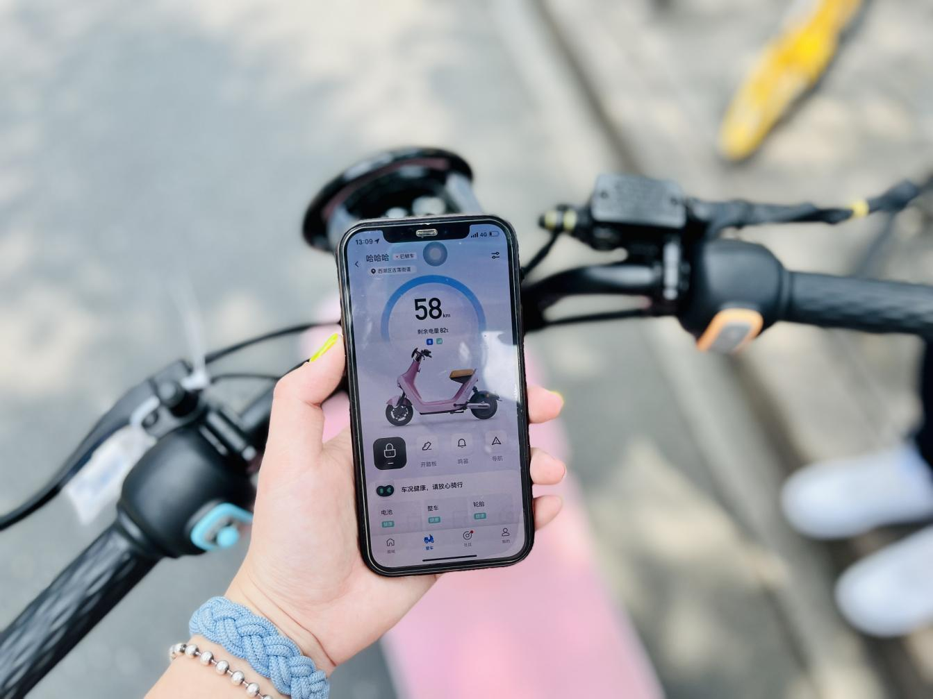 新车测评：哈啰B70 PRO，智能化设计更懂女性