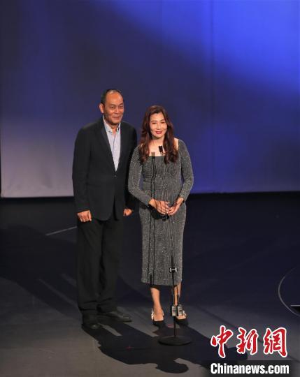 携手走过31年的影坛伉俪张光北、陈炜夫妇作影片推介。