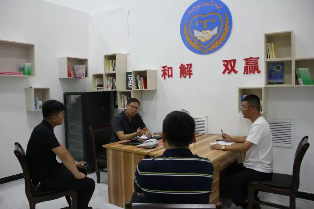 ▲人民调解员正在金乡县凯盛国际农产品物流园农产品交易纠纷调解服务站开展调解工作。