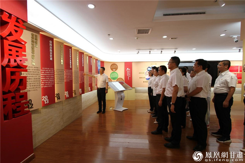 在集团公司企业文化展厅，干部职工结合党史学习教育向大家讲解集团公司发展历程。 甘肃省城乡集团供图