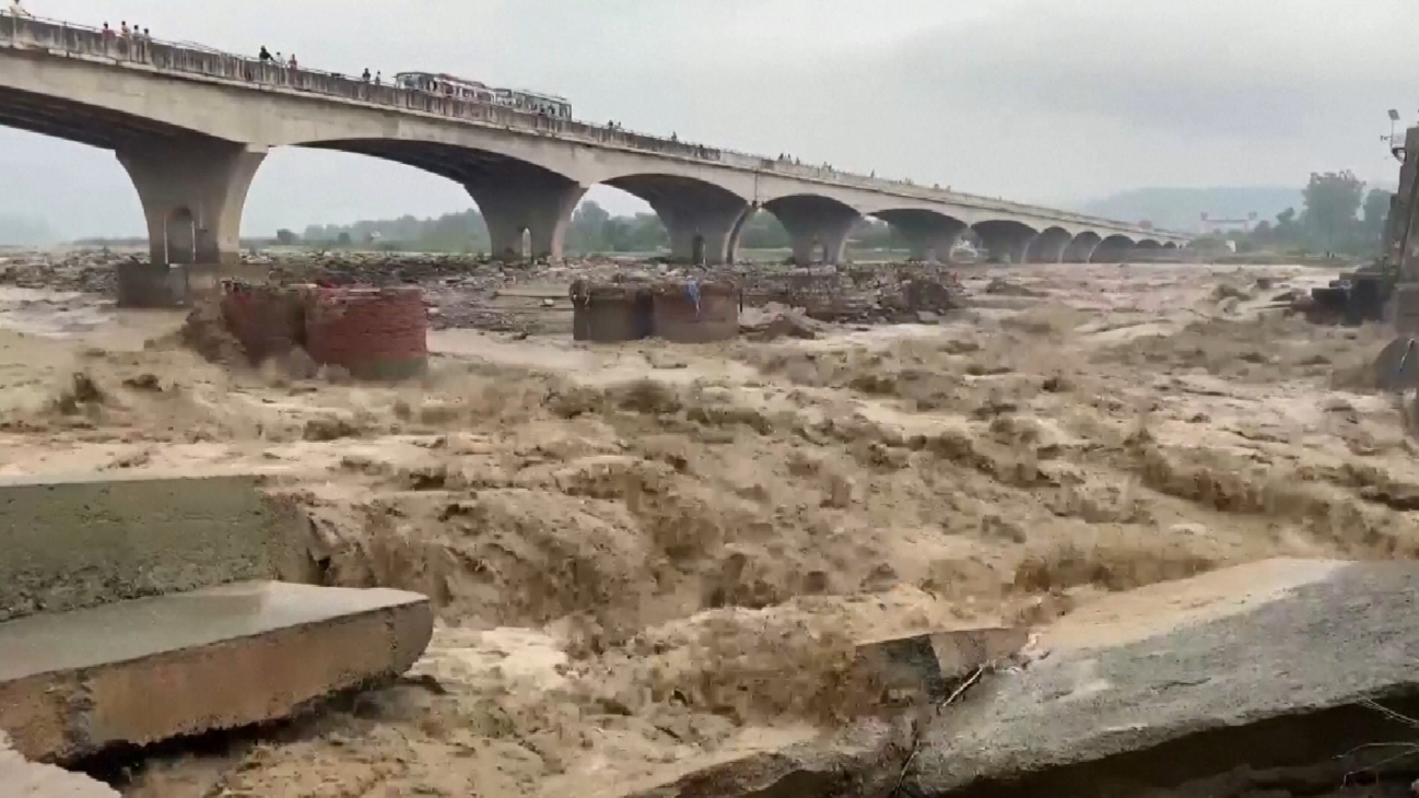 印度喜马偕尔邦暴雨成灾  至少15人死亡