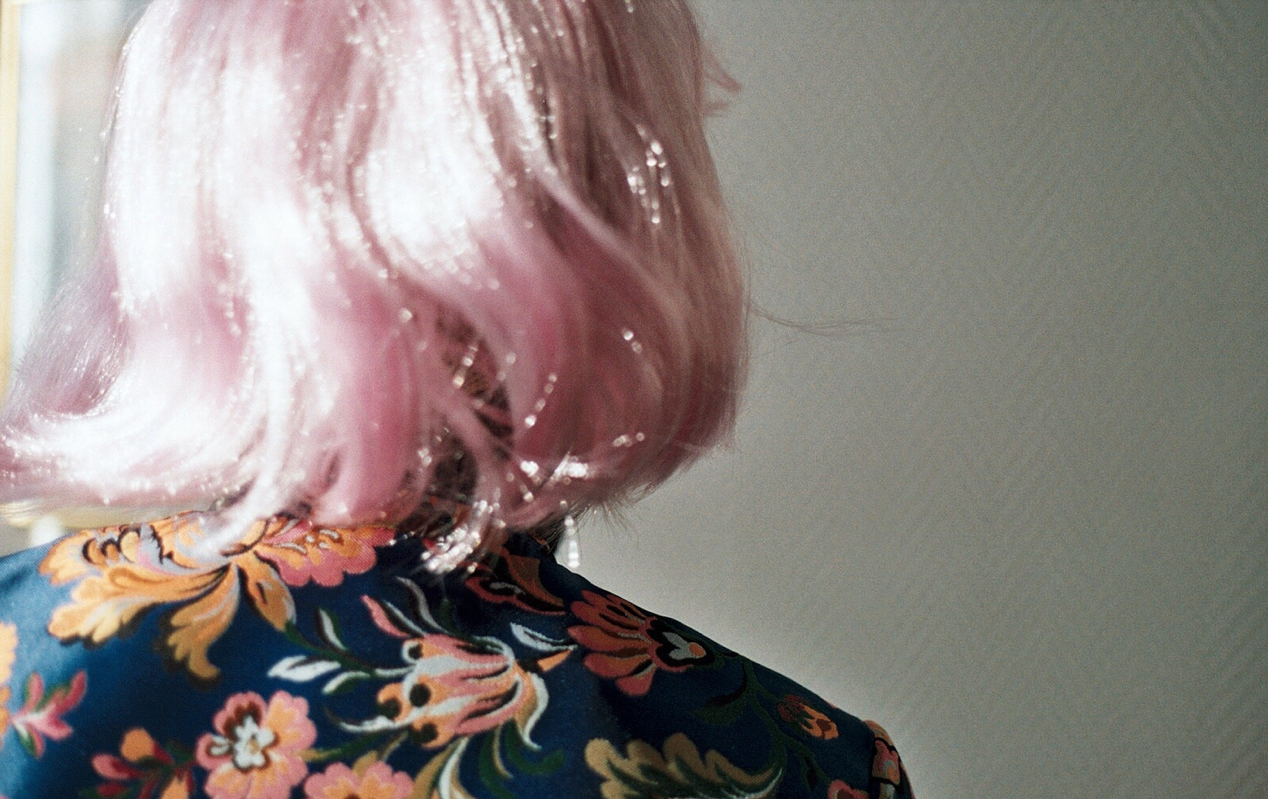 凤凰深调|染粉色头发的23岁女孩,遭遇网暴后抑郁去世