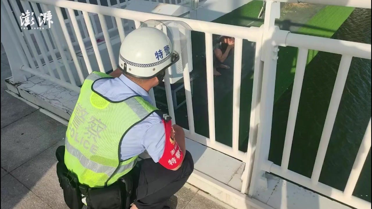 暖心帧丨女子试图轻生跳江，民警一把拉住救回