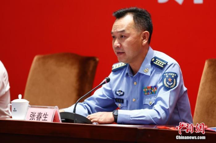 图为空军航空大学政治工作部主任张春生在发布会上发言.