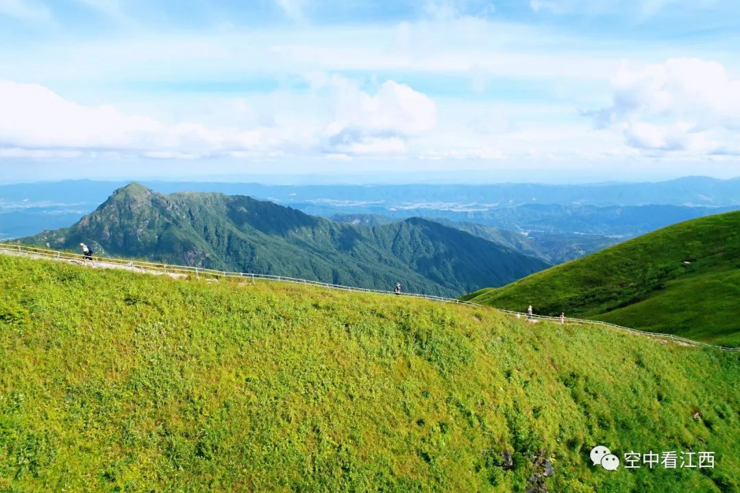 航拍武功山日出时分壮美风光 金色光芒照耀群峰（图）