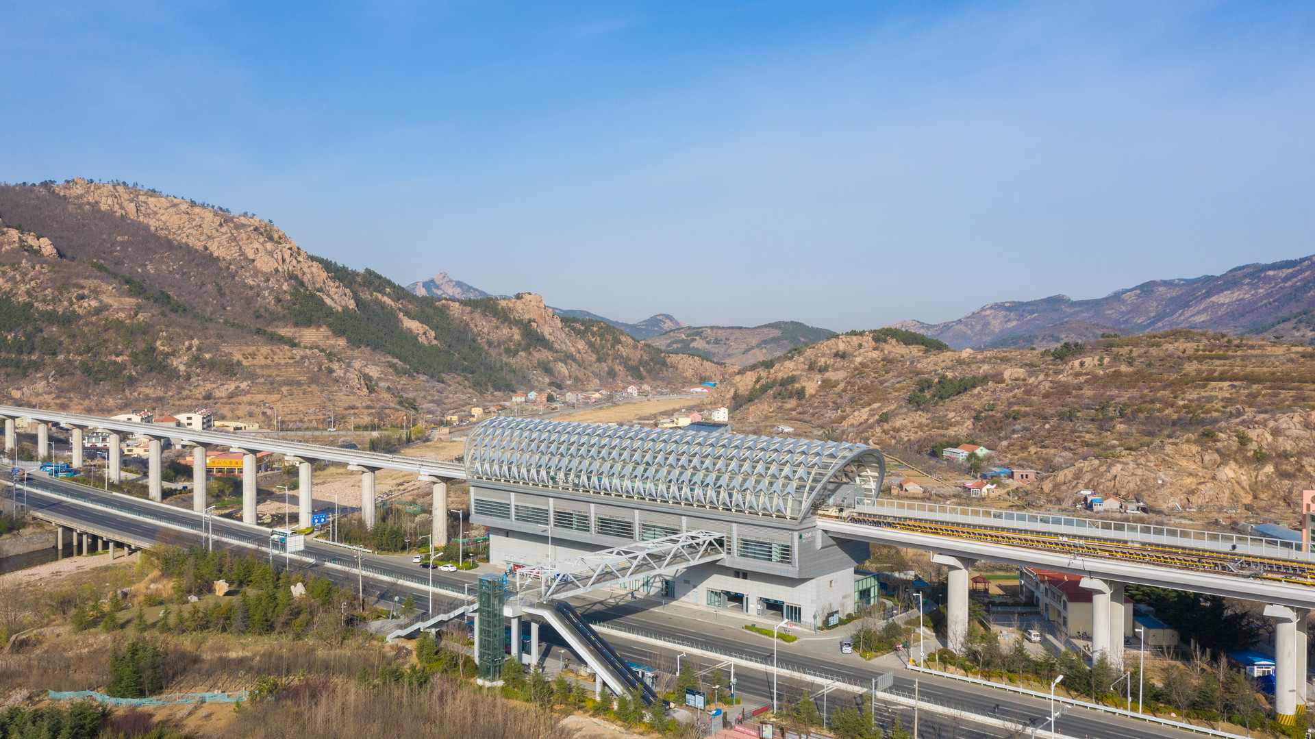 解决老城区交通需求 青岛地铁2号线西延段轮渡站封顶