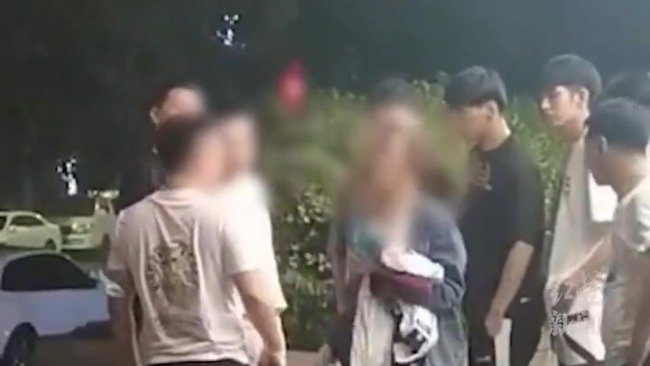 醉酒男子殴打妈妈，遭旁人耳光教育，妈妈求情：他清醒时不会打我 凤凰网视频 凤凰网