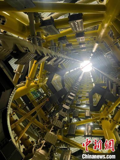 4秒电磁弹射微重力实验装置项目内部钢结构施工。　安萱 摄