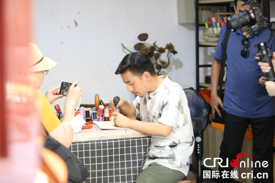 皮雕技艺传承人现场展示皮雕技法 摄影 黄正恒