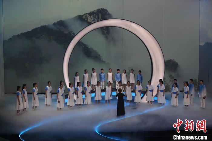 北京深空合唱团带来《庐山恋》电影插曲——《啊，故乡》 姜涛 摄