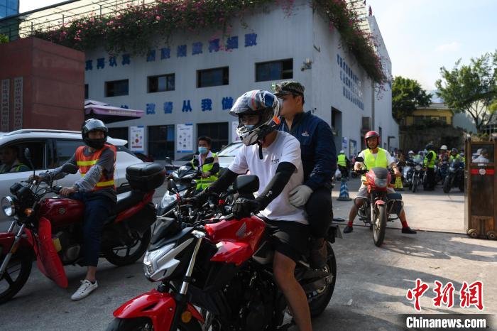 志愿力量涌动重庆北碚山火救援现场拧成一股绳的摩托大军