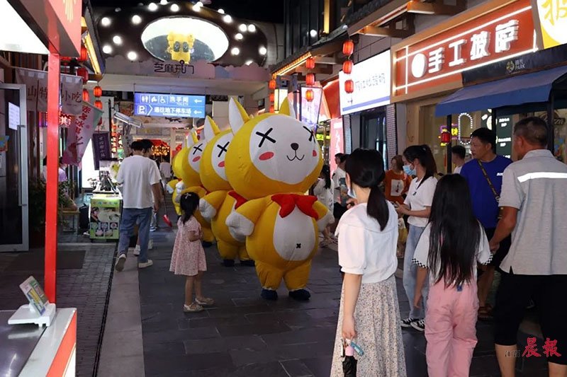 ▲夜市上的玩偶表演