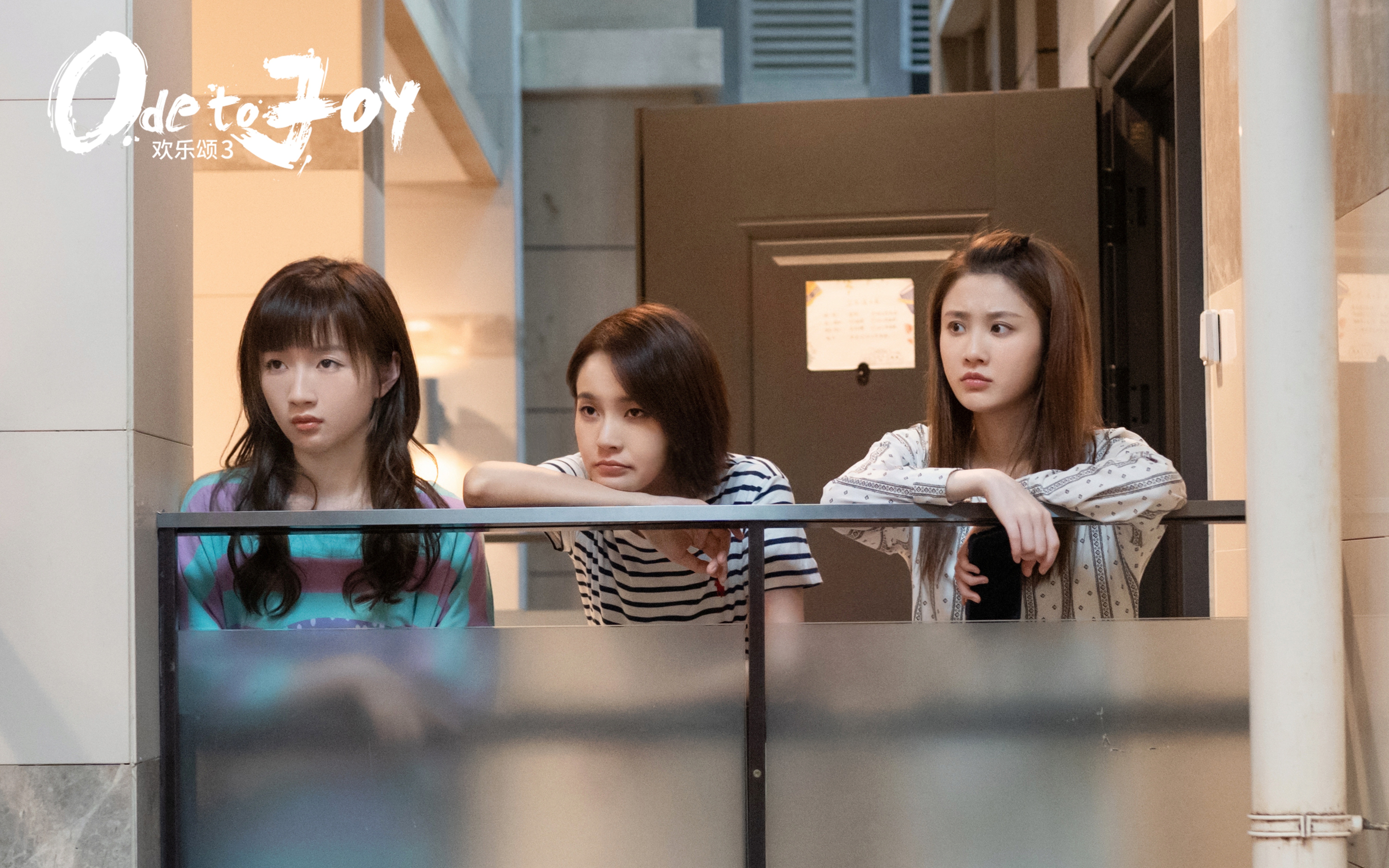 余初晖（左一）和张慧雯扮演的何悯鸿（右一）经常互怼、拌嘴。