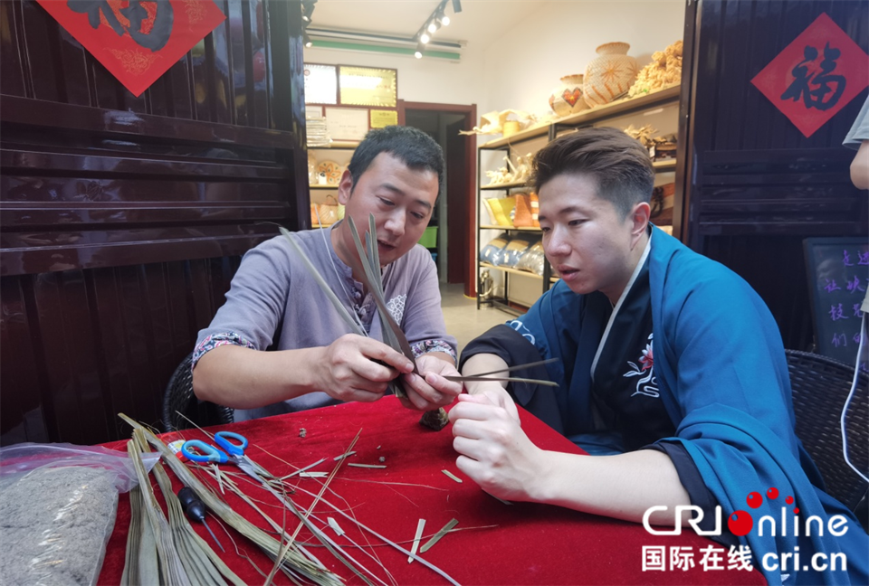 韩国视频博主金峻范（右）学习草编技法 摄影 黄正恒