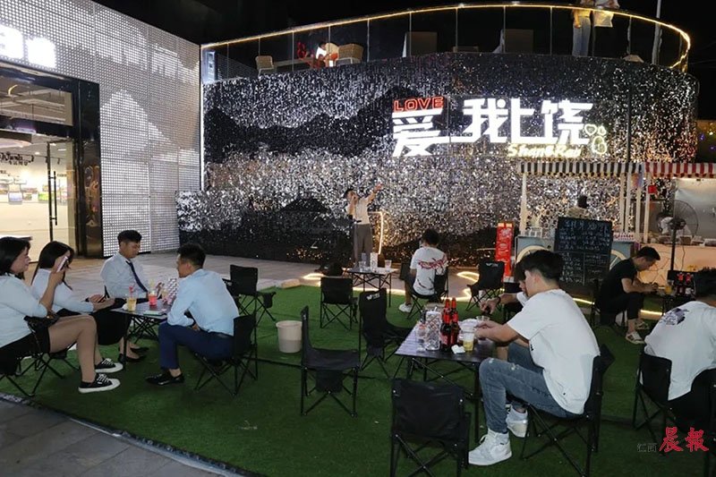 ▲夜间的露天音乐茶座