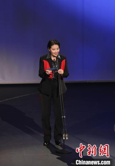 香港电影人周海媚作影片推介。　姜涛 摄