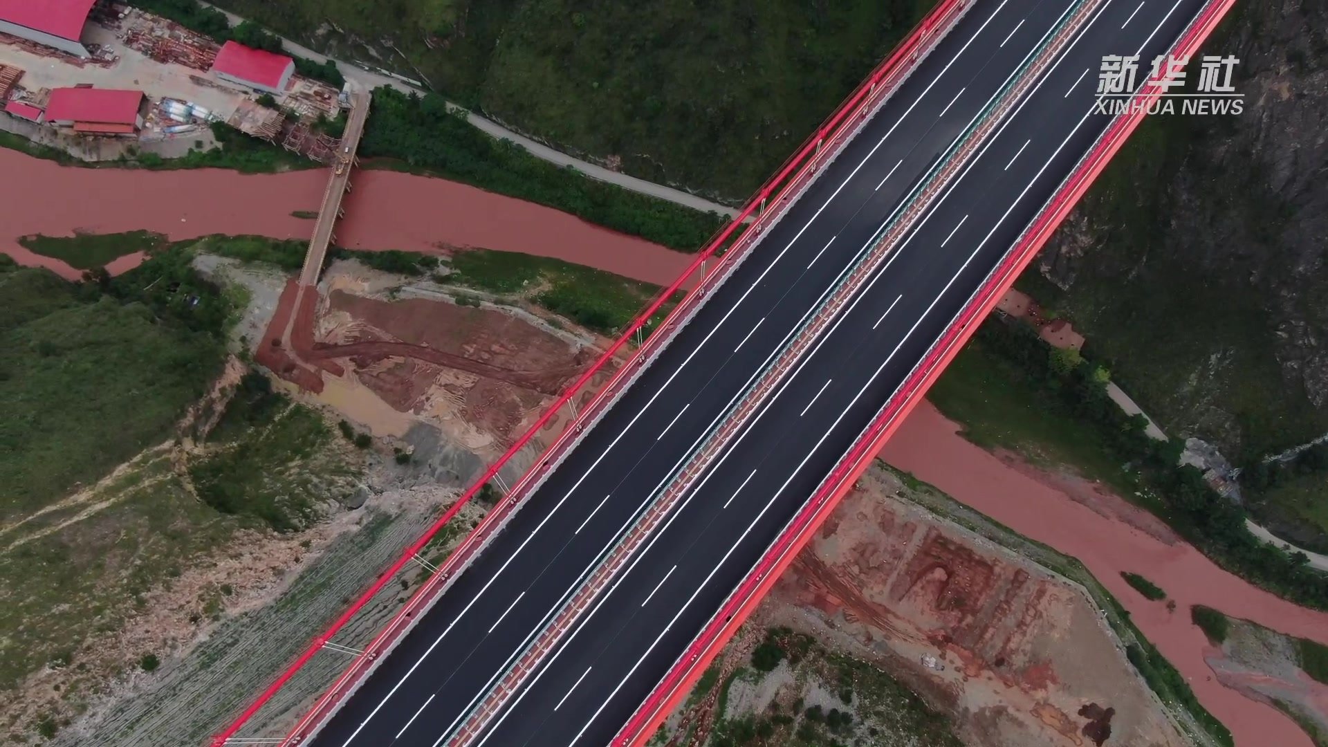 云南绿汁江大桥投入使用  两岸通行效率大幅提升