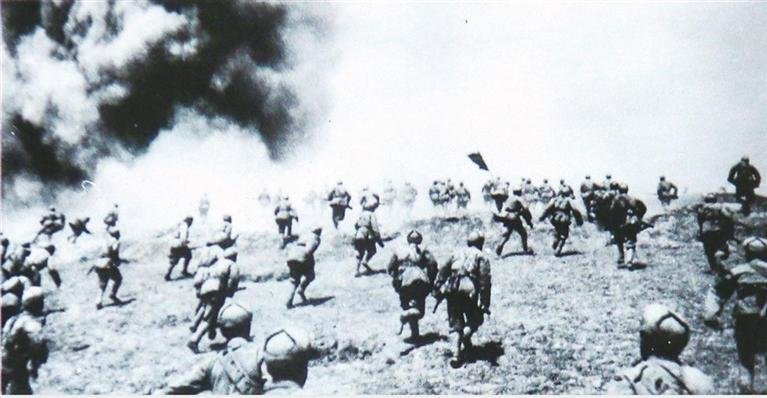 第一野战军第二兵团高举红旗攻占沈家岭